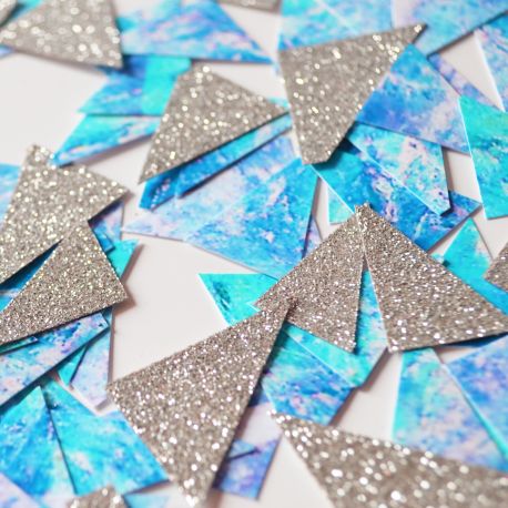 Confettis triangles bleu argent